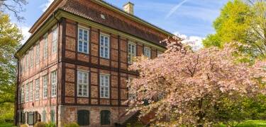 Besøg de mange seværdigheder i Bremen og regionen, såsom Schönebeck Slot eller byhaven.