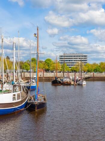 Vegesack ist der wahrscheinlich maritimste Stadtteil von Bremen, mit einem historischen Hafen und dem Blick auf Luxusyachten in den Werften auf der anderen Seite der Weser.