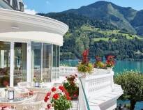 Das eindrucksvolle Hotel direkt am See verbindet Tradition mit einem Hauch von K&K-Nostalgie zu einer einladenden Ferienwelt mit historischem Charme.