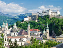 Die Mozartstadt Salzburg ist nur eine gute Stunde mit dem Auto entfernt.