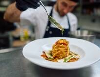 Genießen Sie köstliche italienische und internationale Küche im Hotelrestaurant, das auf frische, regionale Zutaten setzt.