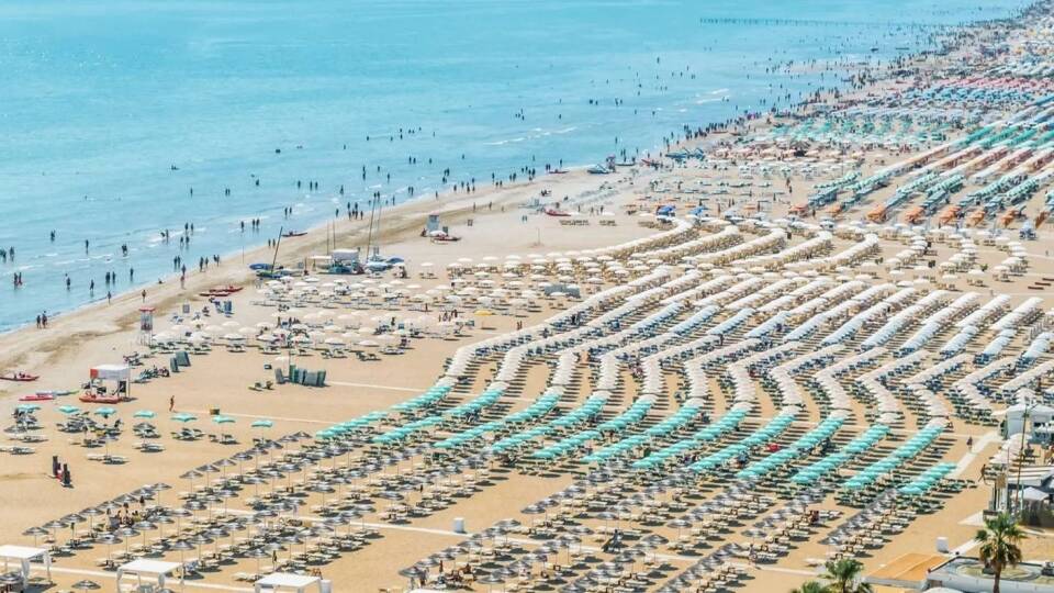 Hotel Nobel är idealiskt beläget precis vid strandpromenaden i Rimini, med enkel tillgång till de vackra sandstränderna och fantastisk utsikt över Adriatiska havet.