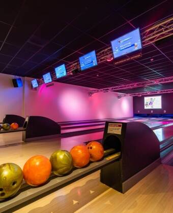 På hotellet kan I udfordre hinanden i et spil bowling og der er legerum til de yngste