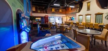 There are several restaurants and bars, and Bar Street has live entertainment in the evenings.