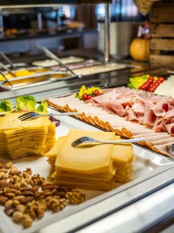 Hotellet serverar en utsökt frukost för att få en bra start på dagen