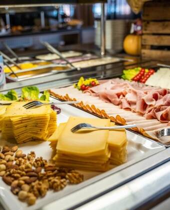 Das Hotel serviert ein großartiges Frühstück, welches Ihnen einen guten Start in den Tag garantiert