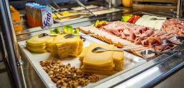 Hotellet serverer lekker frokost for en perfekt start på dagen.