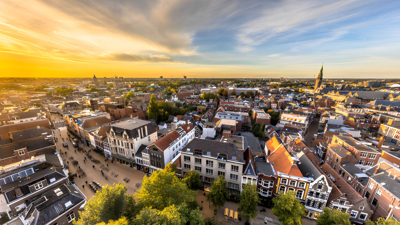 I bor ikke langt fra Groningen, som er kendt for sin hyggelige indre by.