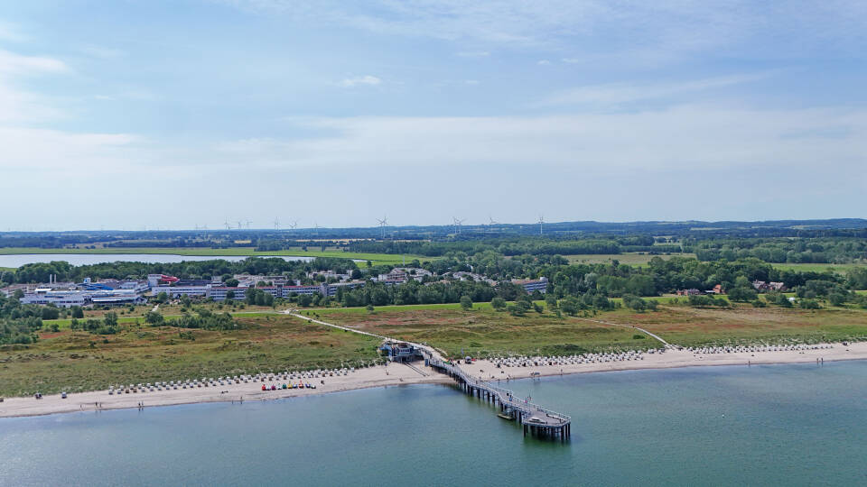 Der Ferien- und Freizeitpark Weissenhäuser Strand liegt am 3 km langen Dünenstrand.