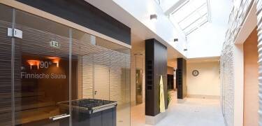 Entspannen Sie sich im großen Wellness- und Spa-Bereich mit Massageanwendungen & Co.