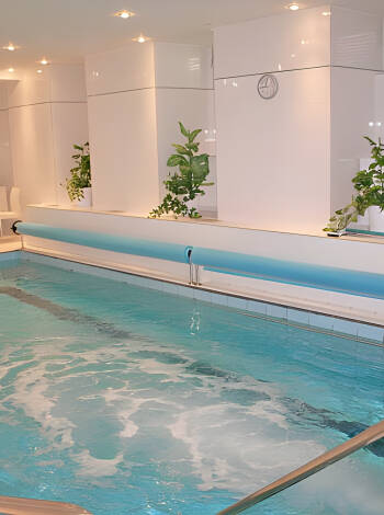 Das Schwimmbad im Hotel Flora ist der perfekte Ort für ein erfrischendes Bad.