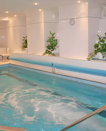 Das Schwimmbad im Hotel Flora ist der perfekte Ort für ein erfrischendes Bad.