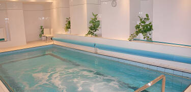 Das Schwimmbad im Hotel Flora ist der perfekte Ort für ein erfrischendes Bad.