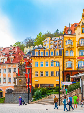 Åk på utflykt till Karlovy Vary som ligger ca 45 minuters bilresa från hotellet.