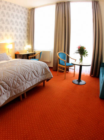 Das Hotel Flora verfügt über moderne, komfortable Zimmer in einem neu rekonstruierten Gebäude.