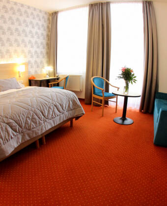 Hotel Flora har moderne, komfortable værelser i en nyligt rekonstrueret bygning.