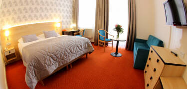 Das Hotel Flora verfügt über moderne, komfortable Zimmer in einem neu rekonstruierten Gebäude.