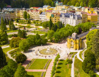 Oplev Mariánské Lázně, der er kendt for sin fantastiske arkitektur, fredfyldte parker og terapeutiske mineralkilder.