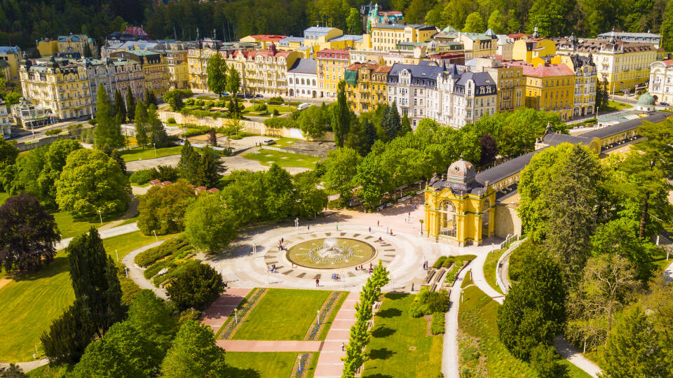 Upptäck Mariánské Lázně som är känt för sin fantastiska arkitektur, fridfulla parker och terapeutiska mineralkällor.