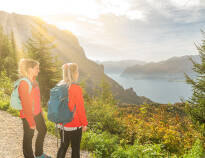 Traunsee-Almtal området erbjuder ett brett utbud av vandringsleder på olika nivåer, från lugna promenader vid sjön till utmanande bergsvandringar.