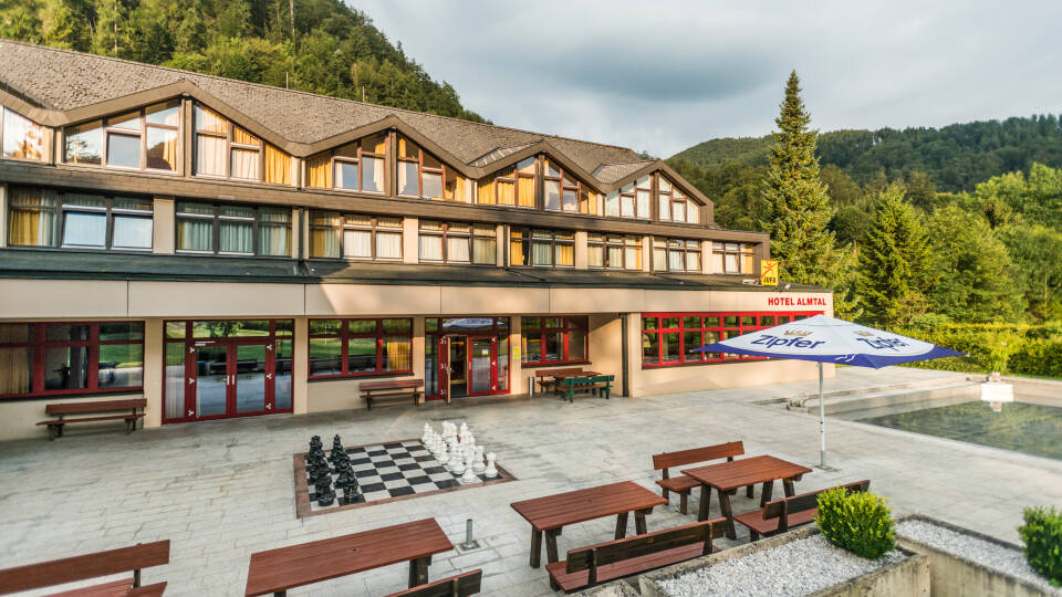 Upptäck den hisnande skönheten i Grünau im Almtal, nära de fantastiska bergen Totes Gebirge. Det är den perfekta tillflyktsorten för dig som älskar naturen.