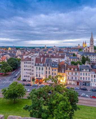 Hotellet ligger i den hyggelige by Herouville-Saint-Clairca, ca. 4 km nord for den historiske by Caen.