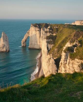 Den franske kyst er imponerende og vild og her kan I eksempelvis opleve det dramatiske landskab ved Étretat