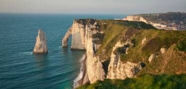 Den franske kyst er imponerende og vild og her kan I eksempelvis opleve det dramatiske landskab ved Étretat