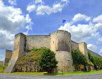 Caen hat eine lange Geschichte und viele beeindruckende Gebäude. Besuchen Sie zum Beispiel die Festung der Stadt oder die beiden Klöster, die von Wilhelm dem Eroberer erbaut wurden.