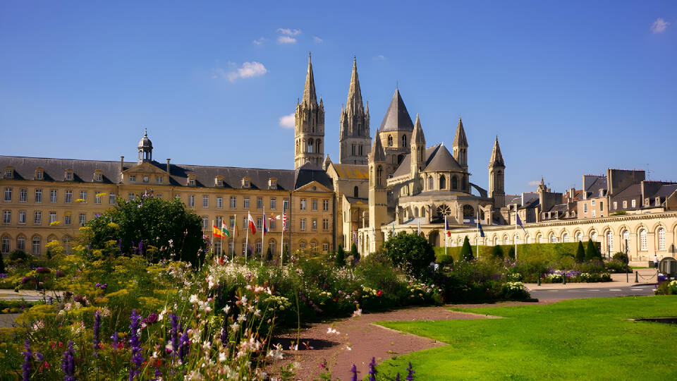Hotellet ligger i den hyggelige by Herouville-Saint-Clairca, ca. 4 km nord for den historiske by Caen.