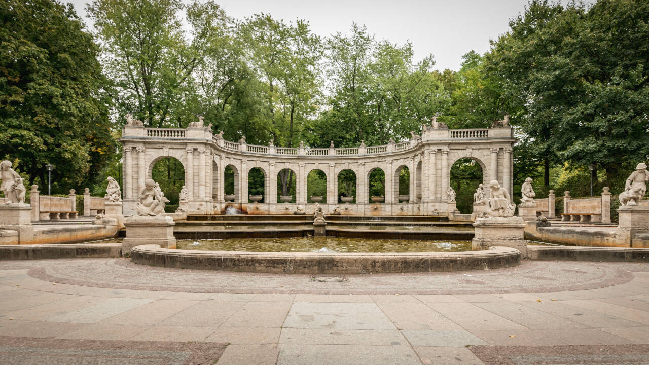 Den nærliggende Volkspark Friedrichshain er skøn til en gåtur med skyggefulde stier, damme og en smuk springvand.