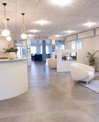 Slap af i rummelige fællesområder og hyggelige lounges med betagende udsigter.