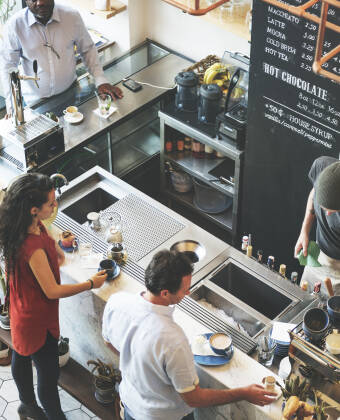 Udforsk Lemvig, en charmerende by fyldt med dejlige restauranter og butikker.