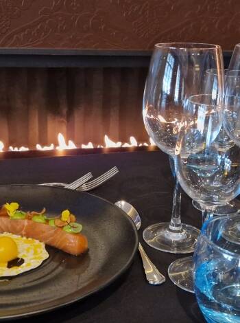 Njut av en 5-rätters måltid med noggrant utvalda viner för en komplett gourmetupplevelse.