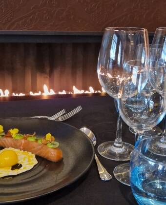 Nyd en 5-retters menu med nøje udvalgte vine for en komplet madoplevelse.