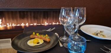Njut av en 5-rätters måltid med noggrant utvalda viner för en komplett gourmetupplevelse.