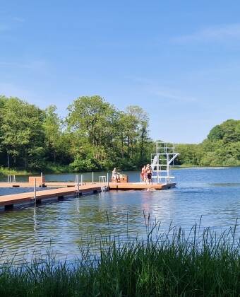 Der Vedsted Sø, einer der saubersten Seen der Region, ist nur wenige Schritte vom Hotel entfernt.