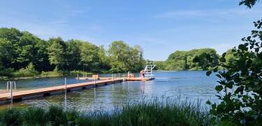 Vedsted Sø, en af de reneste søer i regionen, ligger kun få skridt fra hotellet.