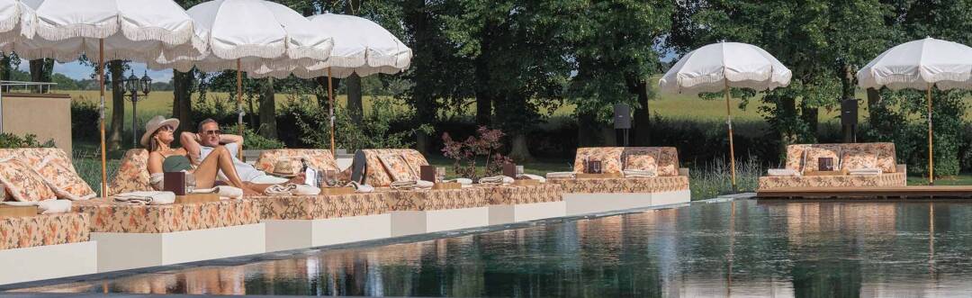 Kliv in i en lyxig oas på The Pool Club med tre uppvärmda pooler, och solstolar, lounger med sprakande eldar och en livlig bar vid poolen.