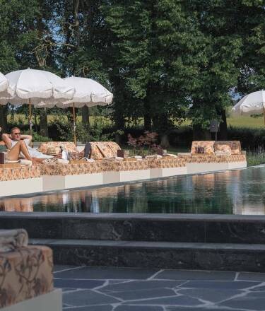 Im Sugar Club Pool Club erwartet Sie eine luxuriöse Oase am Pool mit drei beheizten Pools, luxuriösen Sonnenliegen, knisternden Feuerstellen und einer lebhaften Poolbar - perfekt für entspannte Tage und unvergessliche Nächte!