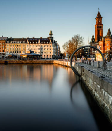 Här bor du endast en kort bilresa från Helsingborg, där du kan utforska historiska platser, restauranger och färjeförbindelser till Danmark