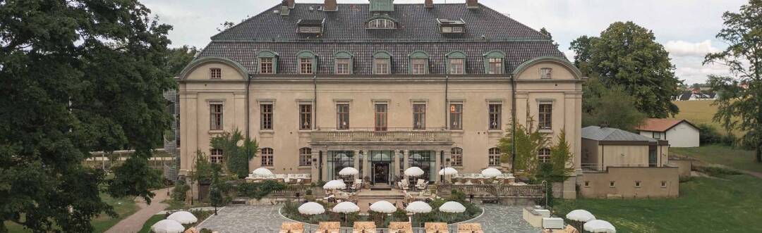 Maryhill Estate bietet zwei einzigartige Erlebnisse: Der Sugar Club, ein lebhafter Rückzugsort mit Pools und klassischer Resort-Atmosphäre, und das nostalgische und elegante Hill House.