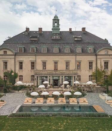 Maryhill Estate tilbyr to unike opplevelser: The Sugar Club, et livlig tilfluktssted med bassenger og klassisk resortstemning, og det nostalgiske og elegante Hill House.