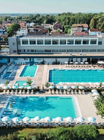 Koppla av i lyxiga pooler och ett fridfullt wellnessområde.