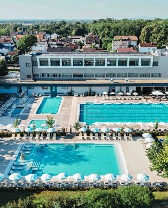 Entspannen Sie sich in luxuriösen Swimmingpools und einem ruhigen Wellnessbereich.