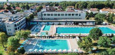Entspannen Sie sich in luxuriösen Swimmingpools und einem ruhigen Wellnessbereich.