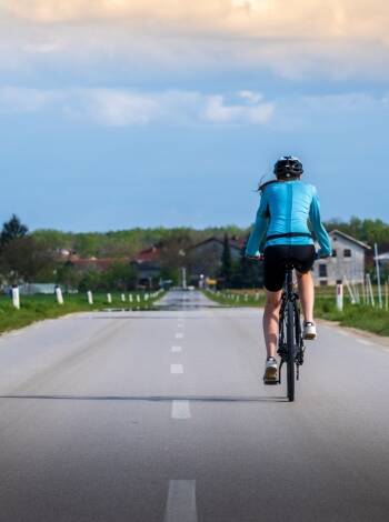 Utforska regionen med ett välutvecklat nätverk av natursköna cykelvägar.