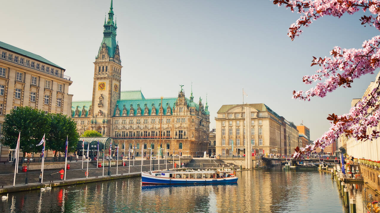 Hamburg ligger en kort kjøretur fra hotellet, hvor du finner kultur, gastronomi og shopping for hele familien.