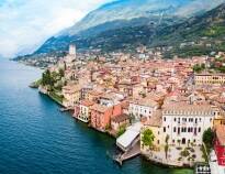 Malcesine bietet mittelalterliche Straßen und einen atemberaubenden Blick auf den See. Es ist das ganze Jahr über ein perfektes Reiseziel.