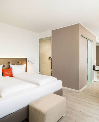 Elaya Hotel Kleve har rummelige og stilfulde værelser. Vælg mellem standard-, superior- og deluxeværelser.